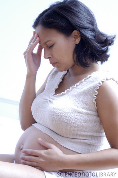 Đừng coi thường chứng đau đầu khi mang thai