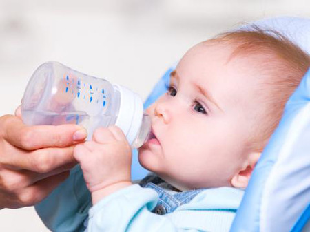 Trẻ sơ sinh uống quá nhiều nước có thể bị ngộ độc  - Chăm sóc bé - Chăm sóc trẻ em - Ngộ độc ở trẻ em - Sức khỏe trẻ em