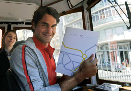 Federer lái xe điện đưa trẻ em dạo phố