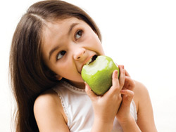 Giúp trẻ ăn nhiều trái cây