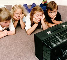 Trẻ xem TV nhiều xuất hiện thói quen có hại