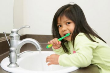 Trẻ có thể rụng răng vì đánh răng sai cách