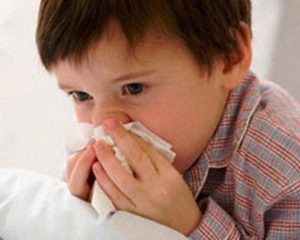 Trẻ 2 tuổi bị chảy nước mũi xanh, xin hỏi BS là bệnh gì?