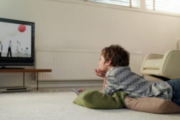 Càng xem TV, trẻ càng suy yếu về học tập và sức khỏe