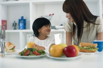 Cho trẻ ăn thức ăn có xơ để tránh sâu răng