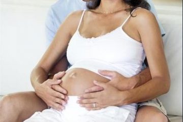 chồng ôm vợ chửa