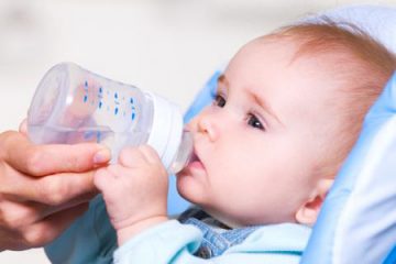 Bé sơ sinh có cần uống thêm nước?