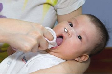 Có nên rơ lưỡi cho bé hàng ngày không và rơ bằng gì?