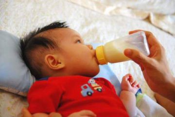 Khi nào tôi nên chuyển cho bé uống sữa từ bình sữa sang cốc?