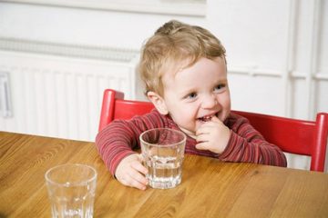 Mẹo nhỏ giúp mẹ dạy bé cách uống nước bằng cốc
