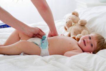 Nước tiểu bé có mùi là dấu hiệu của viêm đường tiết niệu?