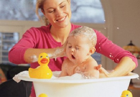 Khi pha nước tắm cho bé, cha mẹ nên xả nước lạnh trước, sau đó mới xả nước nóng vào. 
