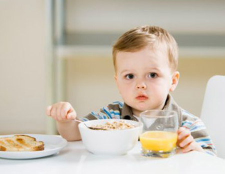 Cha mẹ có thể khen khi bé tự xúc ăn nhưng không nên khen về những gì bé ăn được.