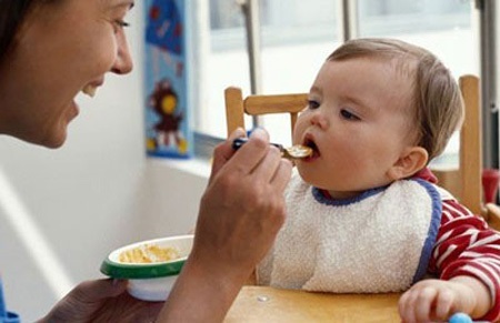 Ăn thức ăn đặc quá sớm không tốt cho đường ruột của bé, có thể khiến trẻ cáu kỉnh vì không tiêu.