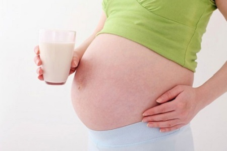 Nước uống sắn dây là một thức uống bổ, mát và dễ uống vì thế khi mang thai, bạn hoàn toàn có thể uống bột sắn dây.
