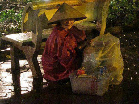 Mẹ Phan Thị Yến gần 90 tuổi, mù cả 2 mắt vẫn nép mình sau lưng chiếc ghế đá ở Hồ Gươm để kiếm tiền nuôi những người con tật nguyền