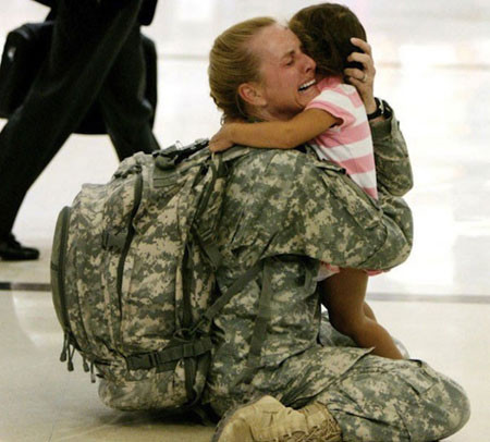 Người mẹ trở về nhà sau 7 tháng phục vụ ở Afghanistan