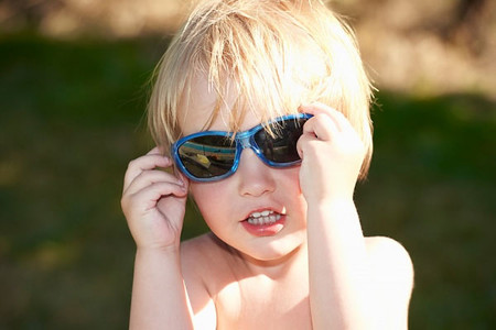 Suy giảm thị lực có thể ảnh hưởng nghiêm trọng đến khả năng học tập của bé. 