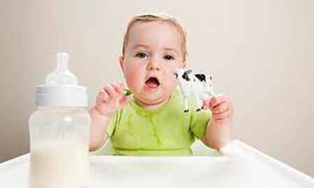 Bé từ 6 - 12 tháng tuổi nên tránh sữa bò và sữa đậu nành.