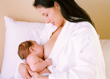  Đối với những bé quen ti mẹ, quá trình cai sữa đòi hỏi nhiều công sức và thời gian 
