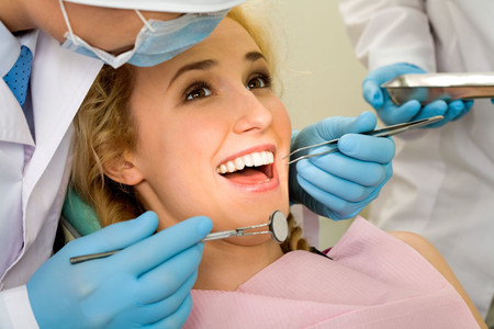 Nên kiểm tra và chăm sóc sức khỏe răng miệng trước khi quyết định mang thai.