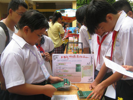 Hảo giới thiệu về sản phẩm “Máy tính hóa học” tại Vòng chung kết cuộc thi Sáng tạo dành cho thanh thiếu nhi TPHCM 2013. 