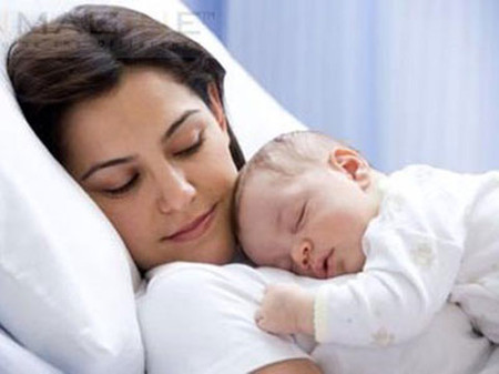 Ngay khi bé chào đời, mẹ nên ôm con vào lòng để bé cảm nhận được hơi ấm của mẹ.