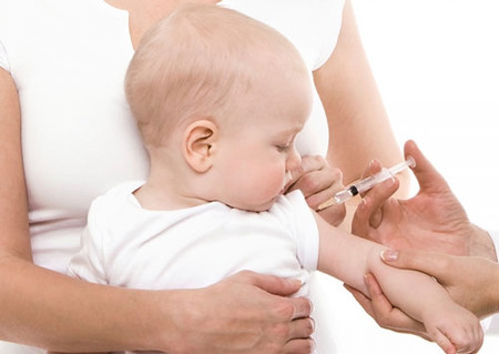 Khi đưa bé đi tiêm, mẹ nên từ chối vacxin pha sẵn để bảo đảm an toàn cho bé 