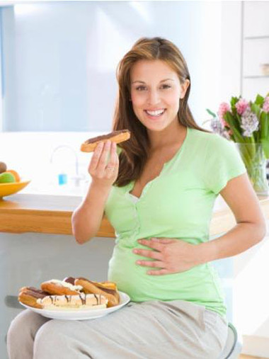 Chế độ ăn nhiều dinh dưỡng, không ăn quá ít hay quá nhiều là rất quan trọng và cần thiết đối với bà bầu song thai 