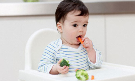 BLW nghĩa là trẻ sẽ tự bốc thức ăn trên bàn để ăn 
