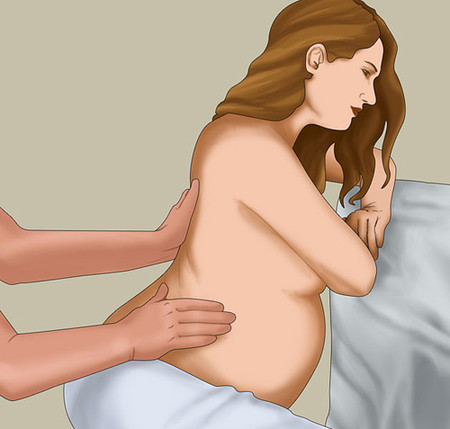 Mẹ bầu có thể nhờ anh xã hoặc chuyên gia massage thường xuyên.