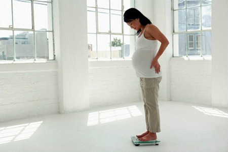 Mẹ bầu cần chú ý kiểm soát cân nặng của mình 