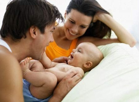 Cùng vợ chăm sóc con sẽ giúp cho tình cảm gia đình thêm bền chặt, và nên nhớ rằng ngoài cho bé bú, không việc gì vợ bạn làm được mà bạn thì không