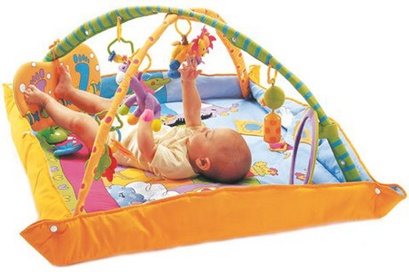 Chiếc thảm 3D phát nhạc giá 699.000 đồng được xem là một công viên thu nhỏ với rất nhiều món đồ chơi hấp dẫn dành cho bé. Sản phhẩm tích hợp nhiều chức năng giúp bé phát triển giác quan, tăng cường cơ bắp chân và sự năng động của bé, có 2 màu hồng và xanh.