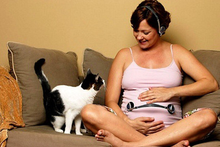 Bà bầu bình thường, hay bà bầu mang thai đôi đều nên tránh xa các con vật nuôi như chó , mèo v.v… để tránh lây nhiễm bệnh gây dị tật bẩm sinh cho thai nhi 