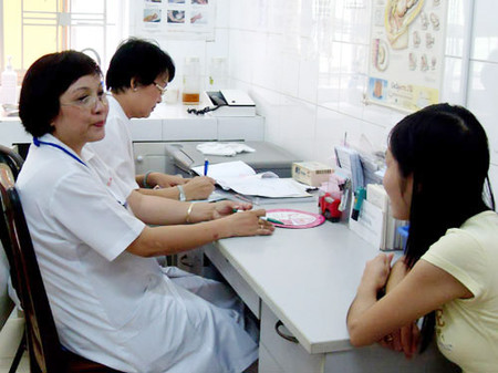 Tư vấn cho một thai phụ tại Trung tâm Chăm sóc sức khỏe sinh sản TPHCM.