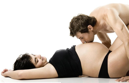 Nếu vợ bạn có một thai kỳ bình thường thì chuyện ấy không hề ảnh hưởng gì đến nàng và thai nhi. 