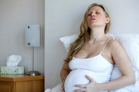 Không nên coi thường việc đau 1 bên bụng, kèm xuất huyết âm đạo trong giai đoạn đầu mang thai. 