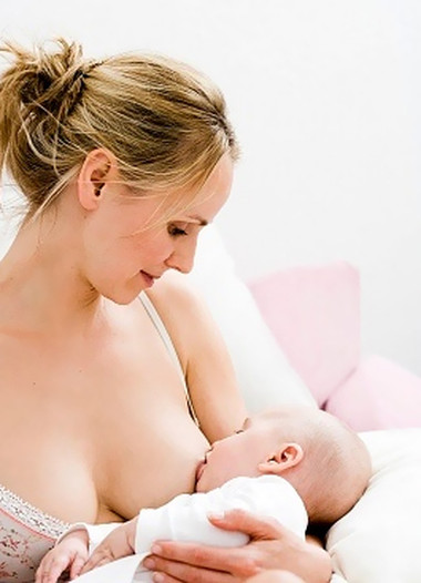 Cho bé bú không đúng cách là một trong những nguyên nhân hàng đầu dẫn đến tình trạng ngực bị chảy xệ 