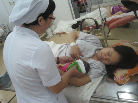 Bác sĩ hướng dẫn sản phụ cho con bú vào giờ đầu sau sinh