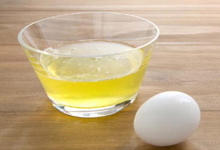dùng lòng trắng trứng thoa đều lên các vùng da có nguy cơ rạn