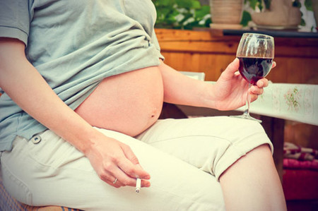 Rượu thuốc là thứ độc hại cho cả mẹ và bé