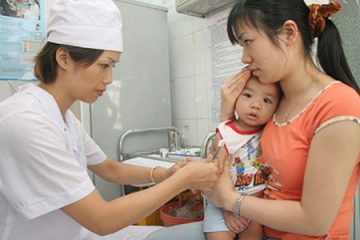 Vaccine dịch vụ có an toàn hơn vaccine tiêm chủng mở rộng?
