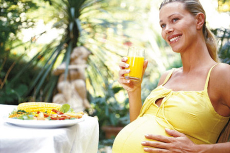  Mẹ bầu cần ưu tiên ăn chất nhiều hơn lượng để thai nhi đủ chất. 