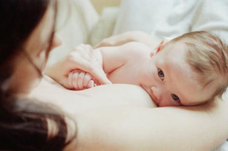  Tiếp xúc da kề da sớm tăng ham muốn được bú sữa mẹ của trẻ 