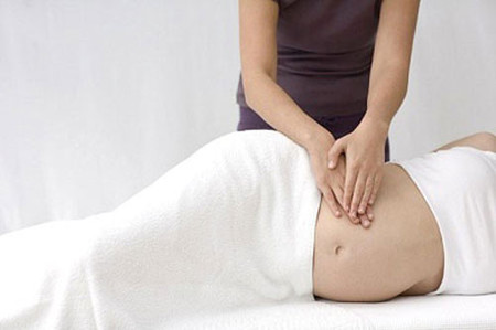 Massage nhẹ nhàng giúp giảm cơn đau nhức