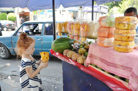  Ở bất cứ nơi đâu tại thành phố Mexico, bạn cũng sẽ thấy những xe đẩy bán hoa quả, món ăn vặt ưa thích của trẻ con và các bà mẹ Mexico 