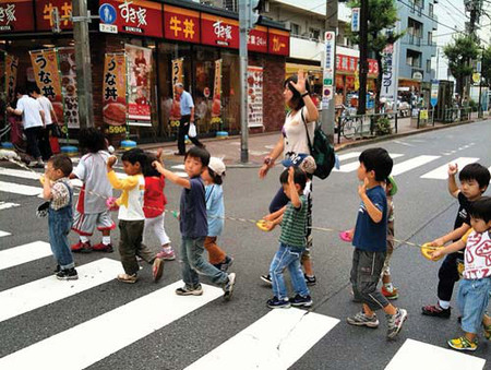 Trẻ mầm non Nhật rất hay được đi dã ngoại.
