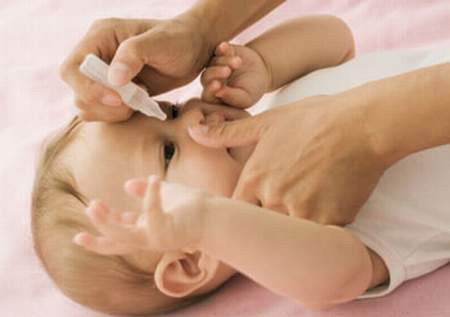 tuyệt đối không nên dùng nước tỏi nguyên chất nhỏ cho trẻ em khi có sổ mũi hoặc ho