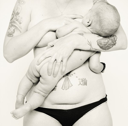 Nhiếp ảnh gia A.W. Jackson – người khởi động dự án về hình ảnh cơ thể các bà mẹ sau sinh cùng con trai cô.